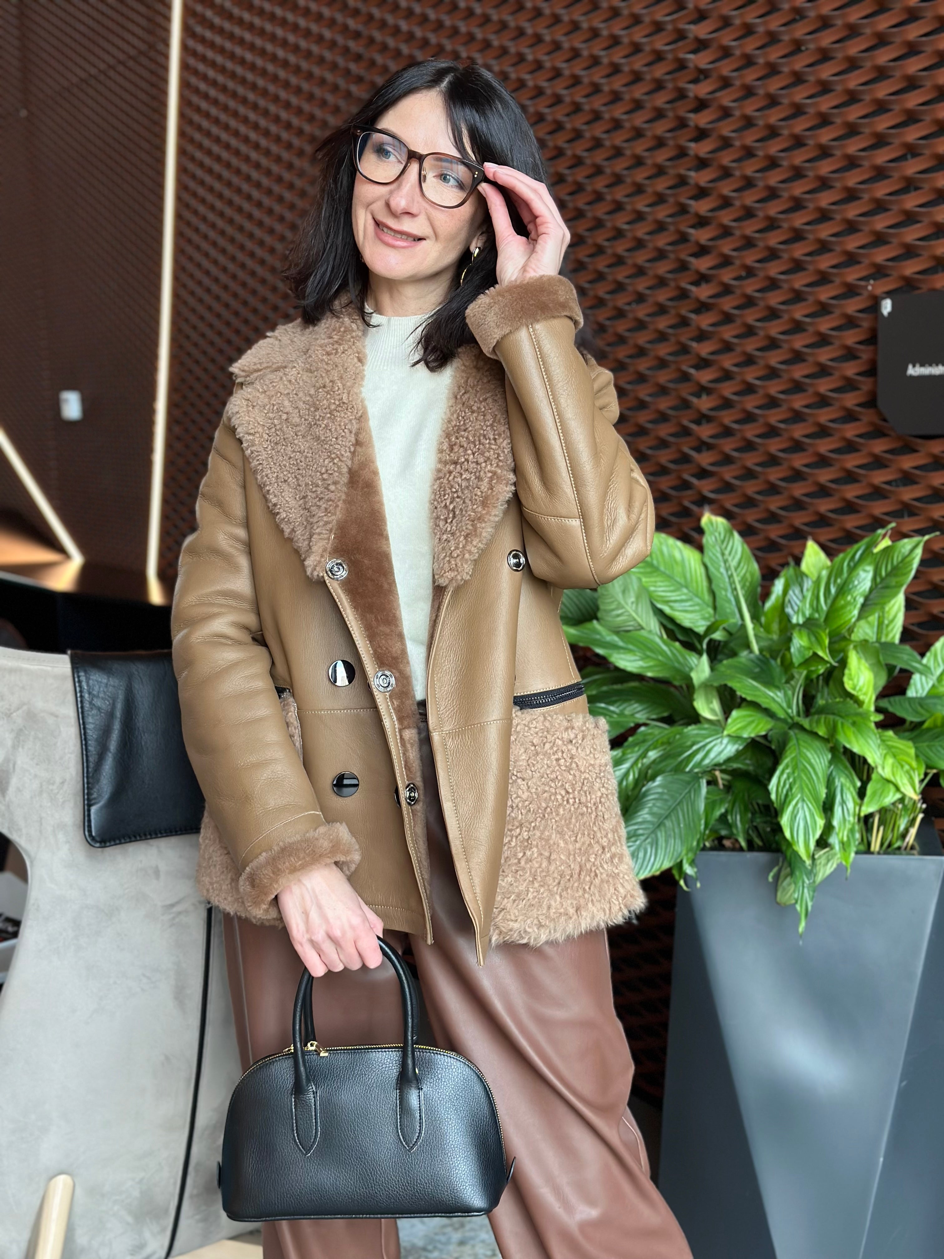 Damski kożuch w kolorze camelu