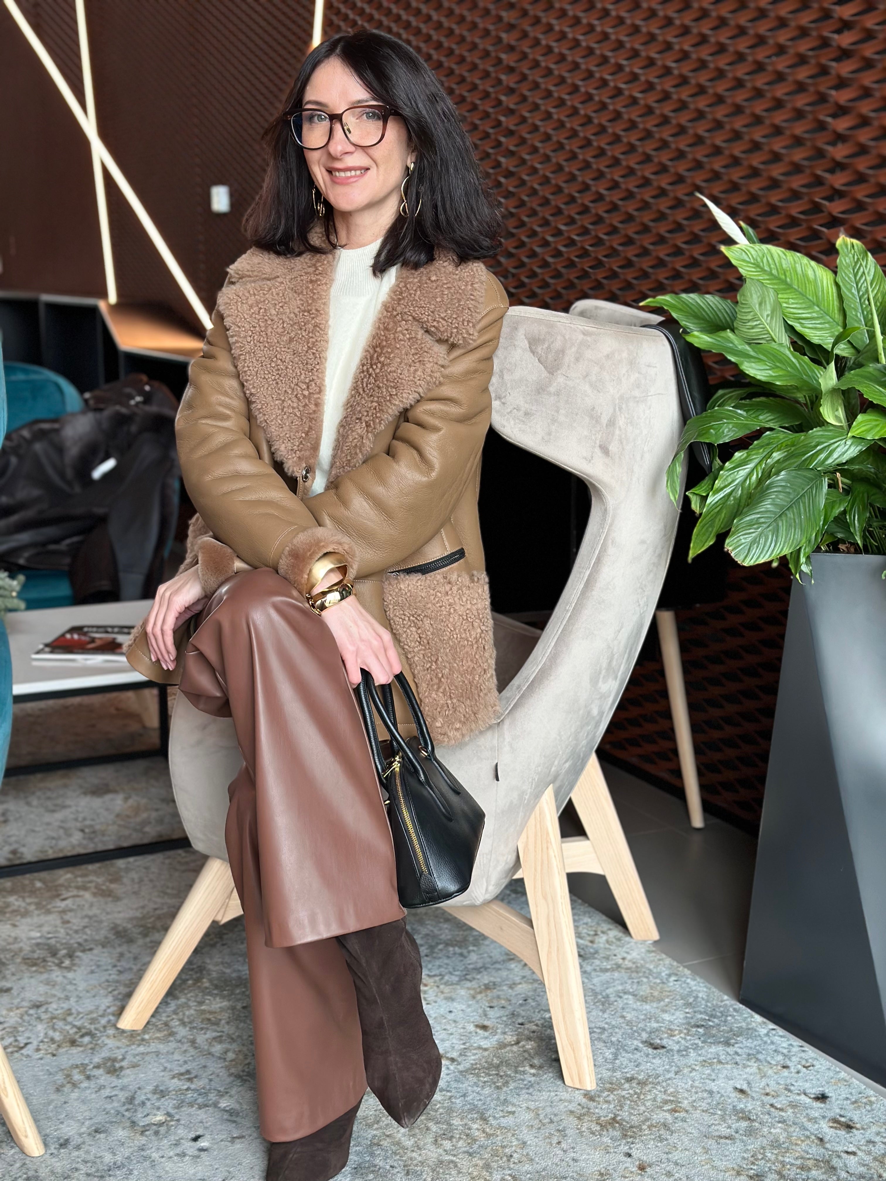 Damski kożuch w kolorze camelu