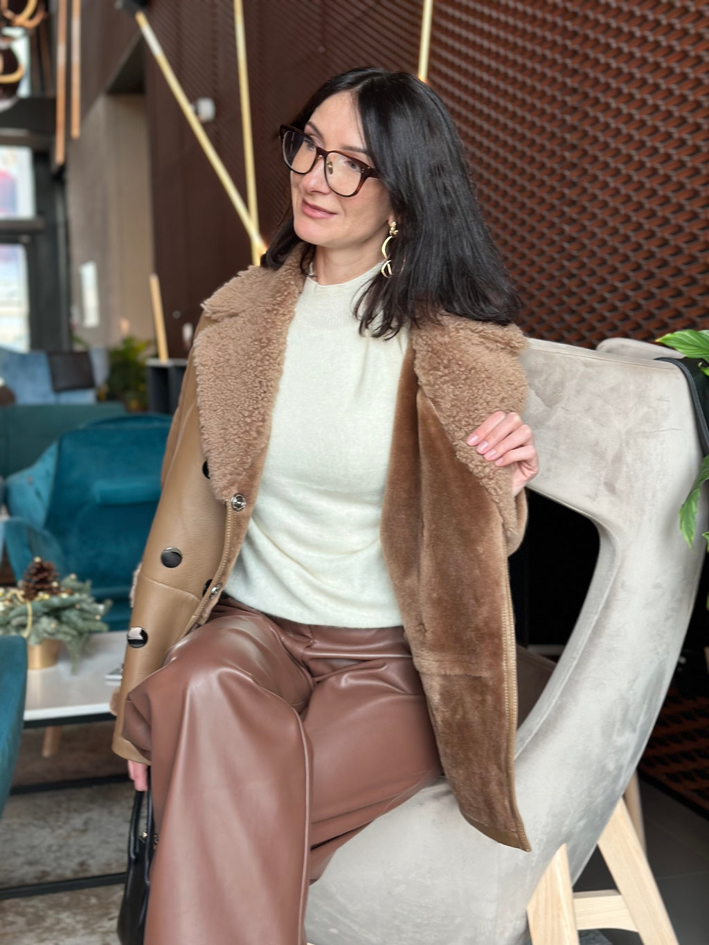 Damski kożuch w kolorze camelu