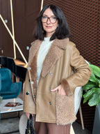 Damski kożuch w kolorze camelu