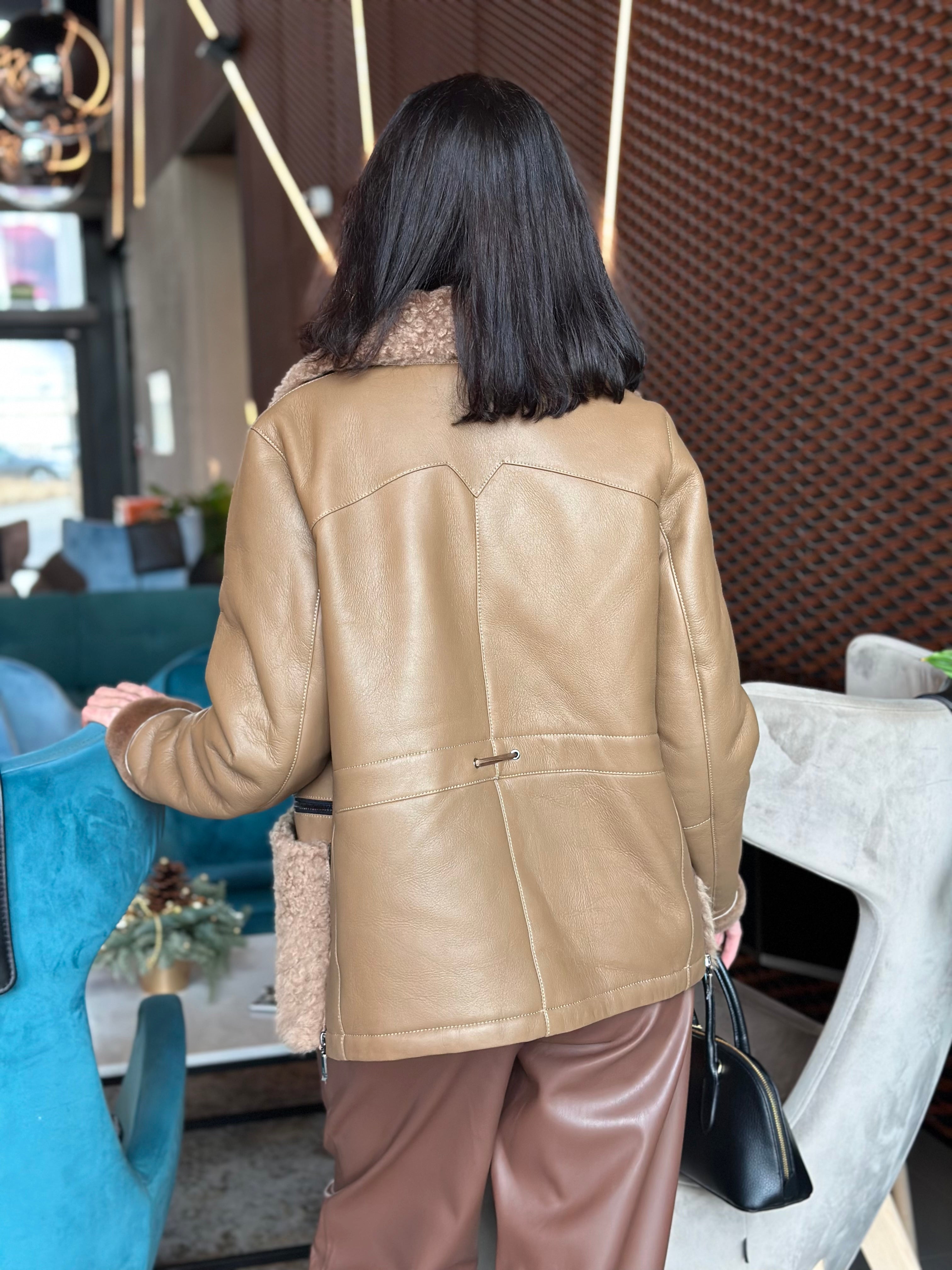 Damski kożuch w kolorze camelu