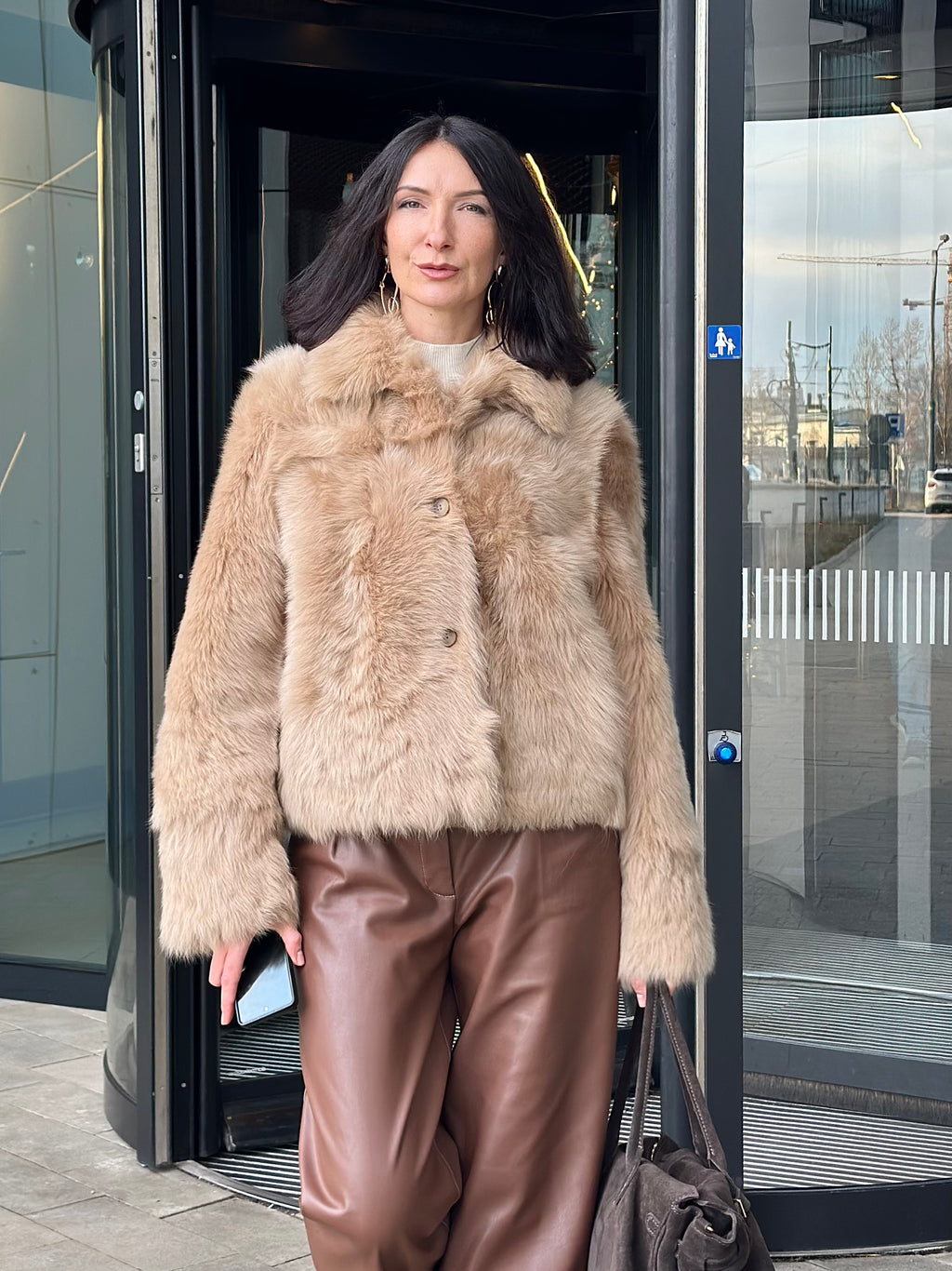 Beżowe krótkie futro damskie