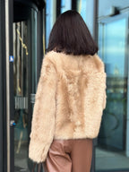 Beżowe krótkie futro damskie