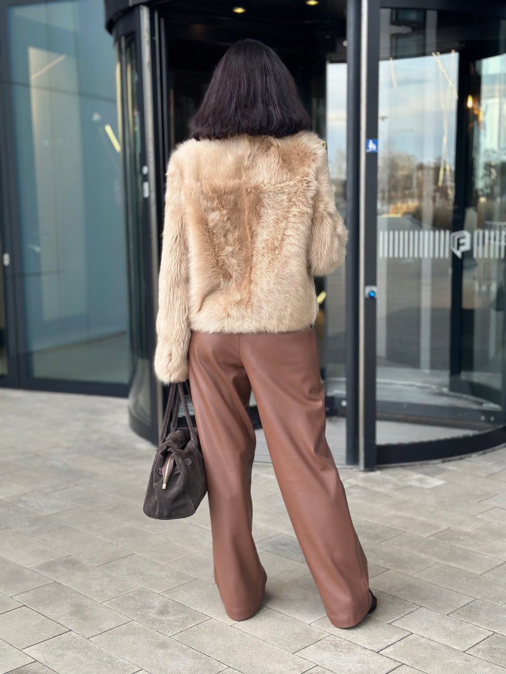 Beżowe krótkie futro damskie