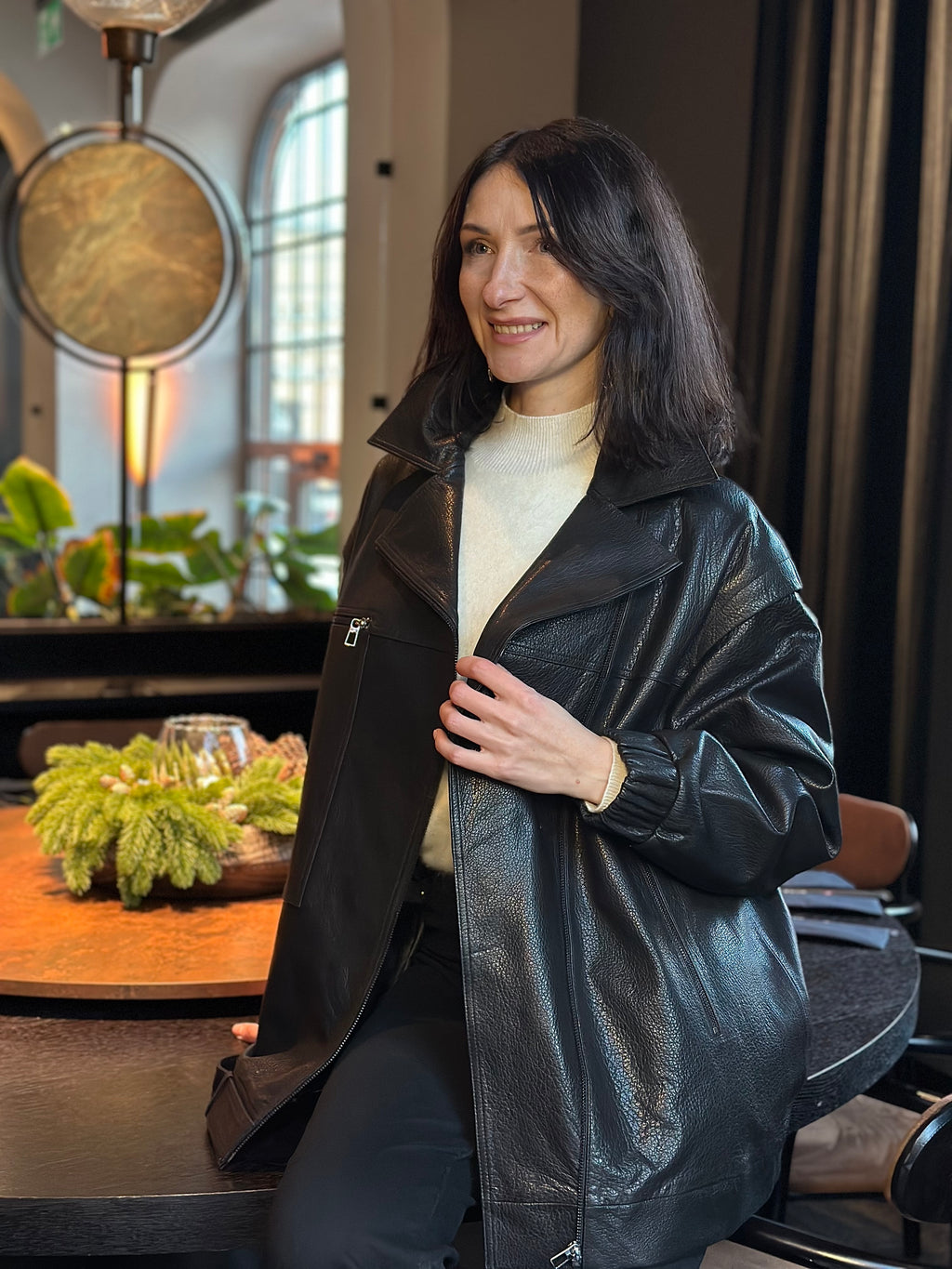 Czarna skórzana kurtka damska