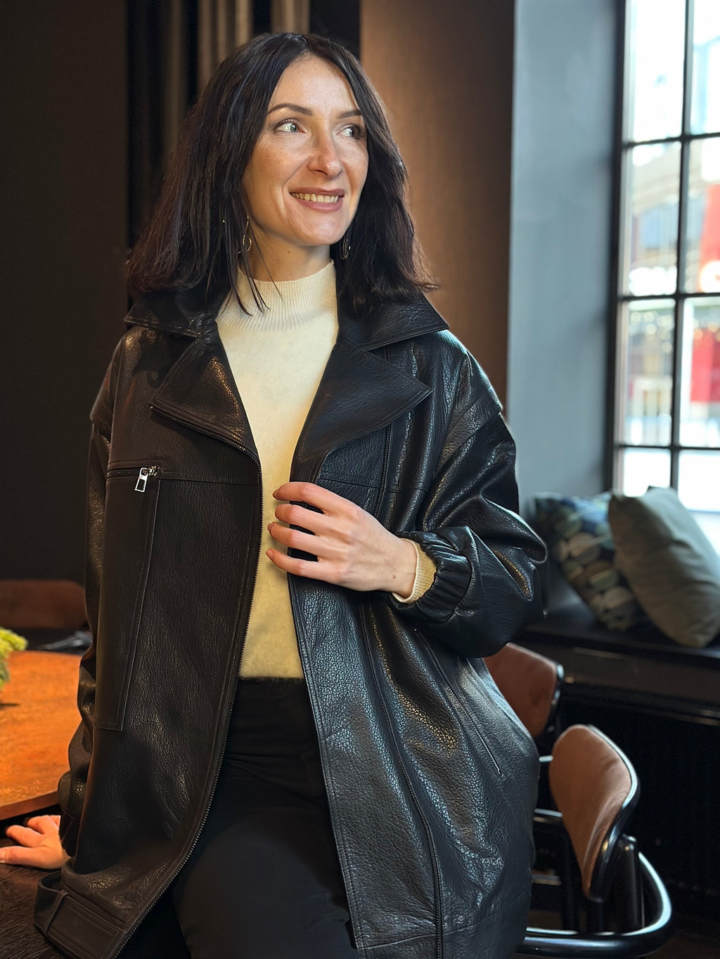 Czarna skórzana kurtka damska