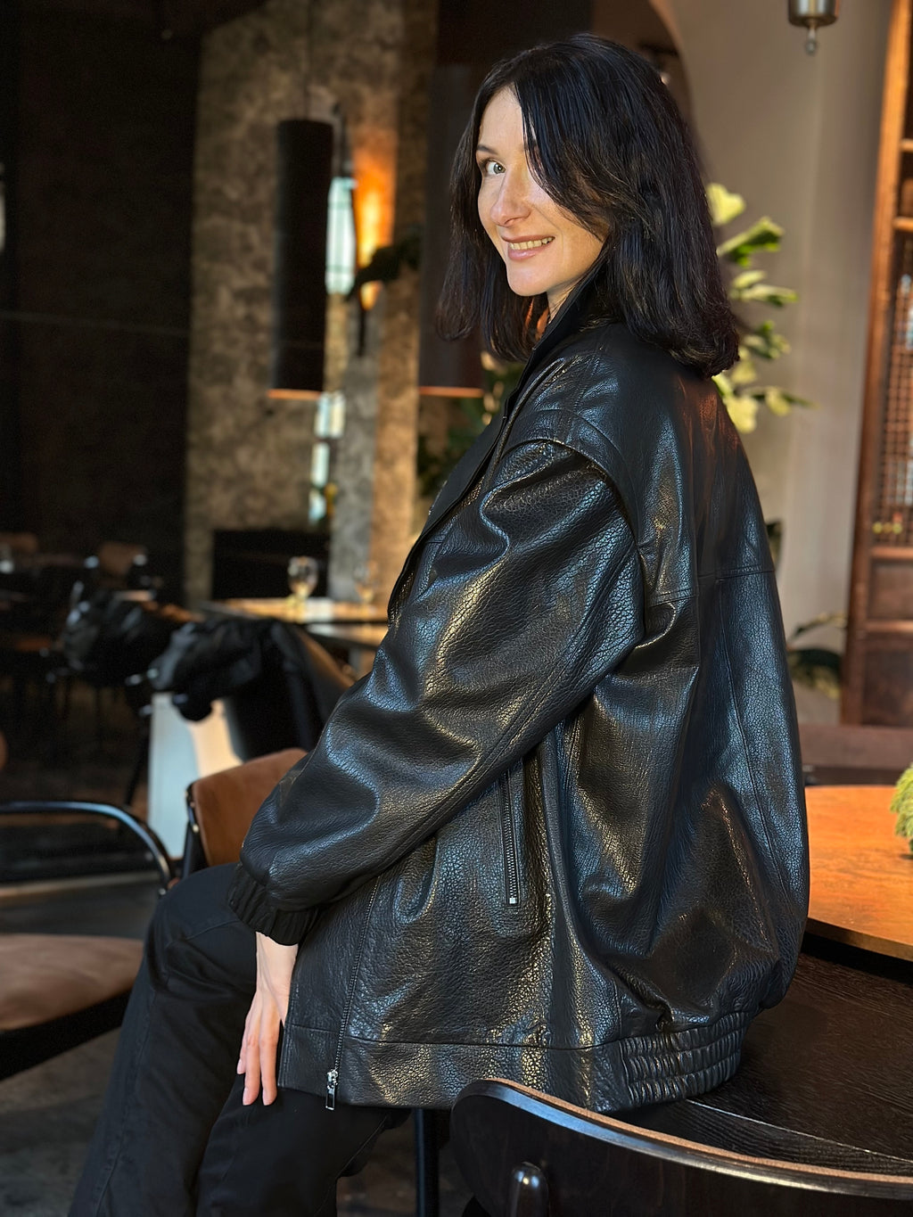 Damska brązowa kurtka skórzana