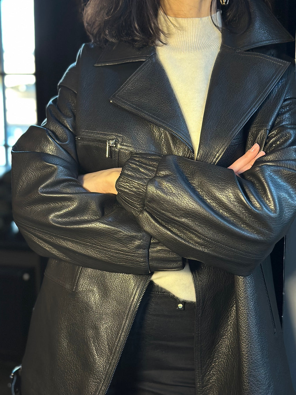 Czarna skórzana kurtka damska