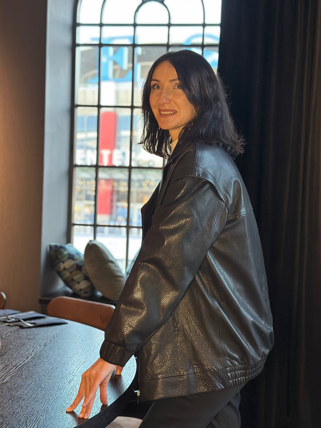 Czarna skórzana kurtka damska