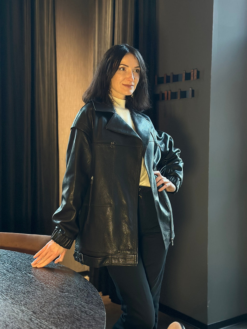 Czarna skórzana kurtka damska