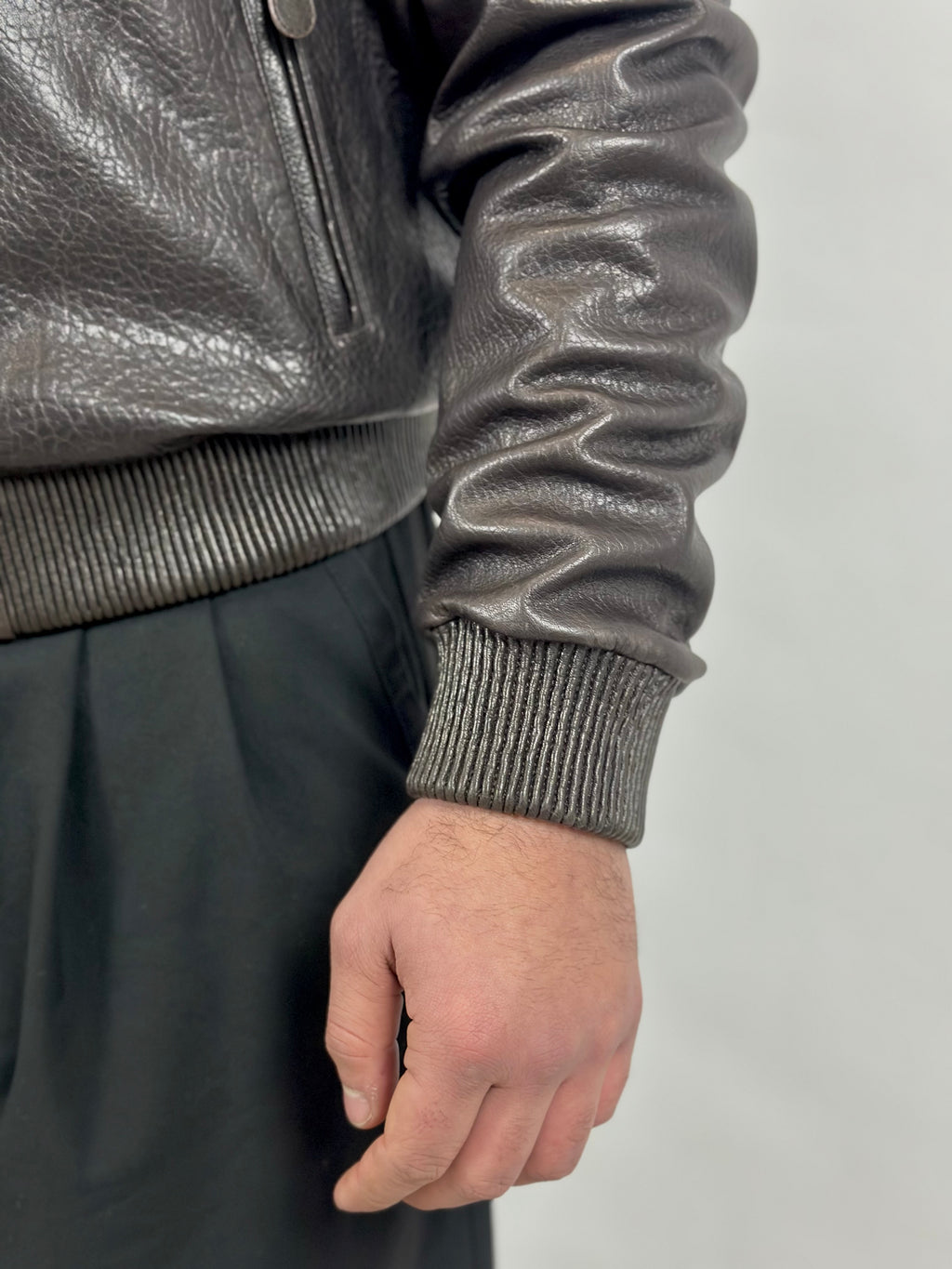 Brązowa skórzana kurtka lotnicza