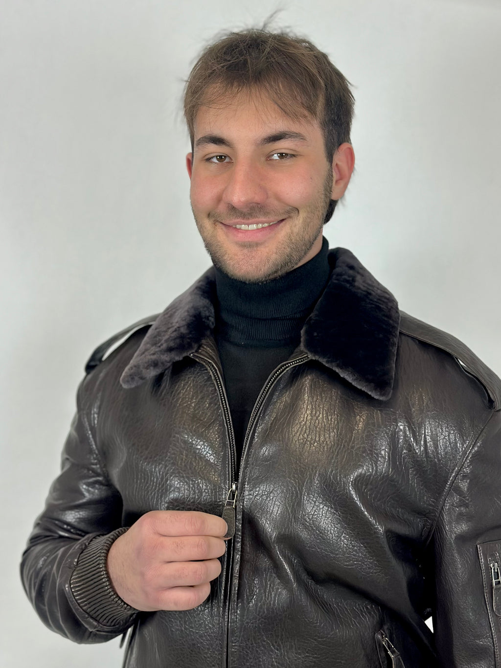 Brązowa skórzana kurtka lotnicza