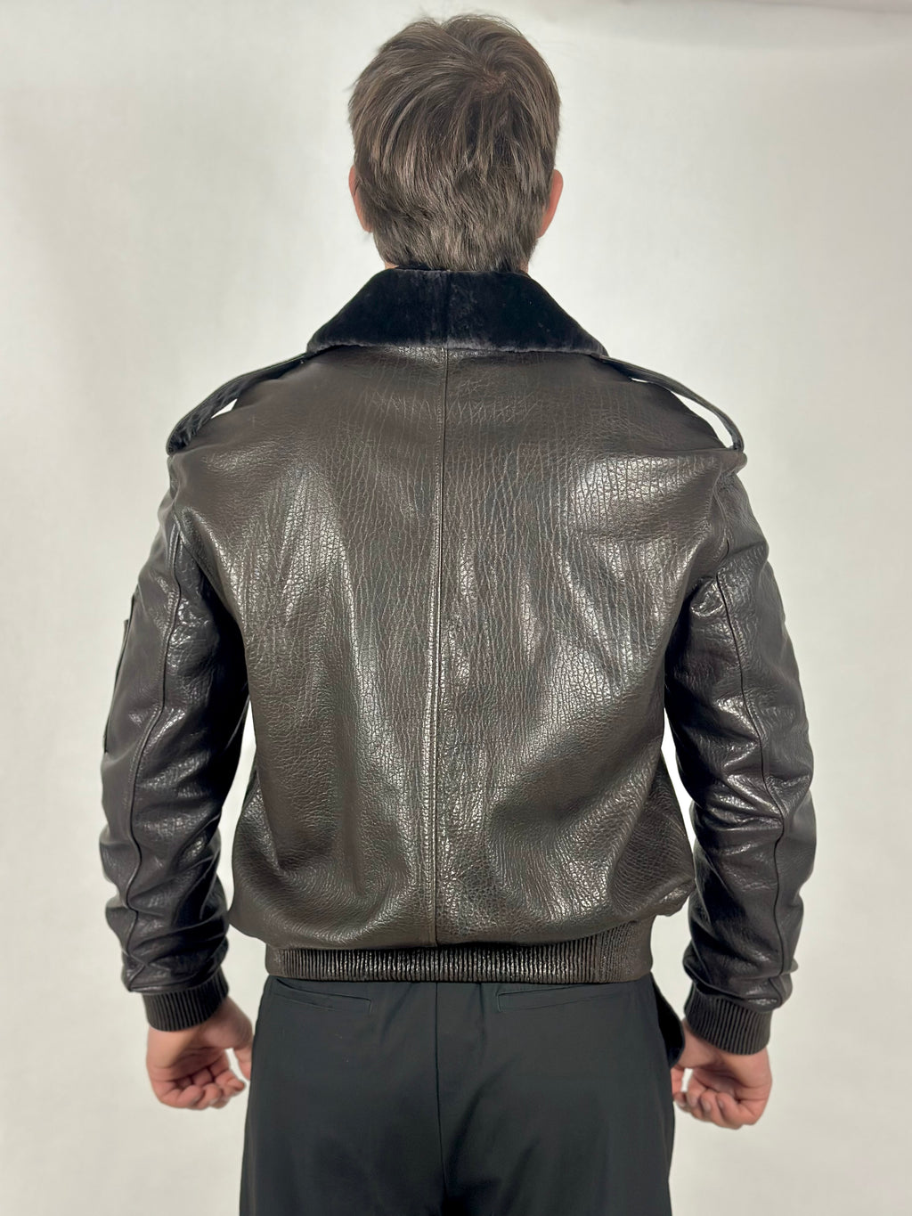 Brązowa skórzana kurtka lotnicza