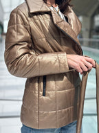 Metaliczna kurtka jumbo z paskiem