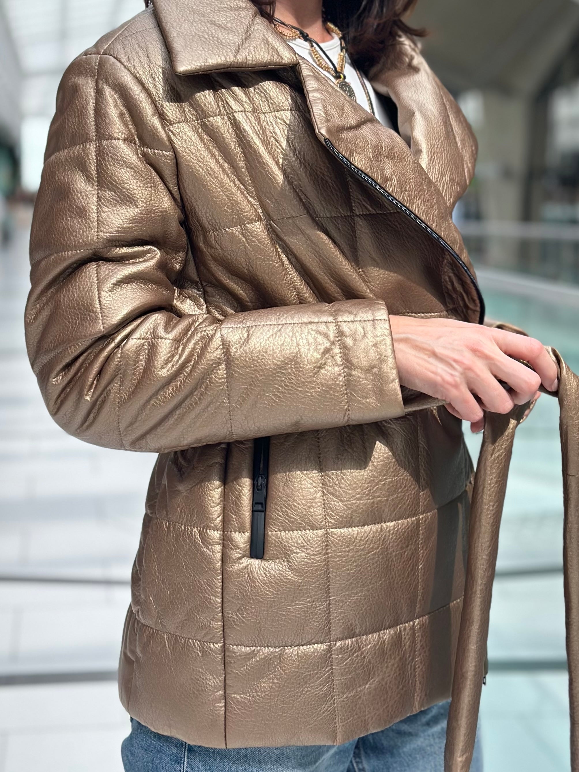 Metaliczna kurtka jumbo z paskiem