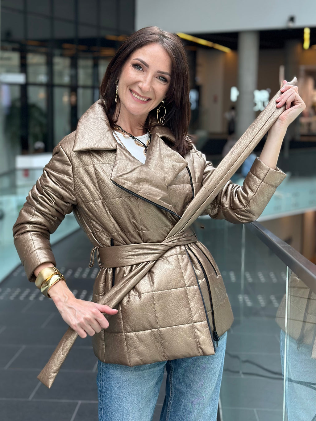 Metaliczna kurtka jumbo z paskiem