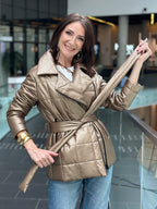 Metaliczna kurtka jumbo z paskiem
