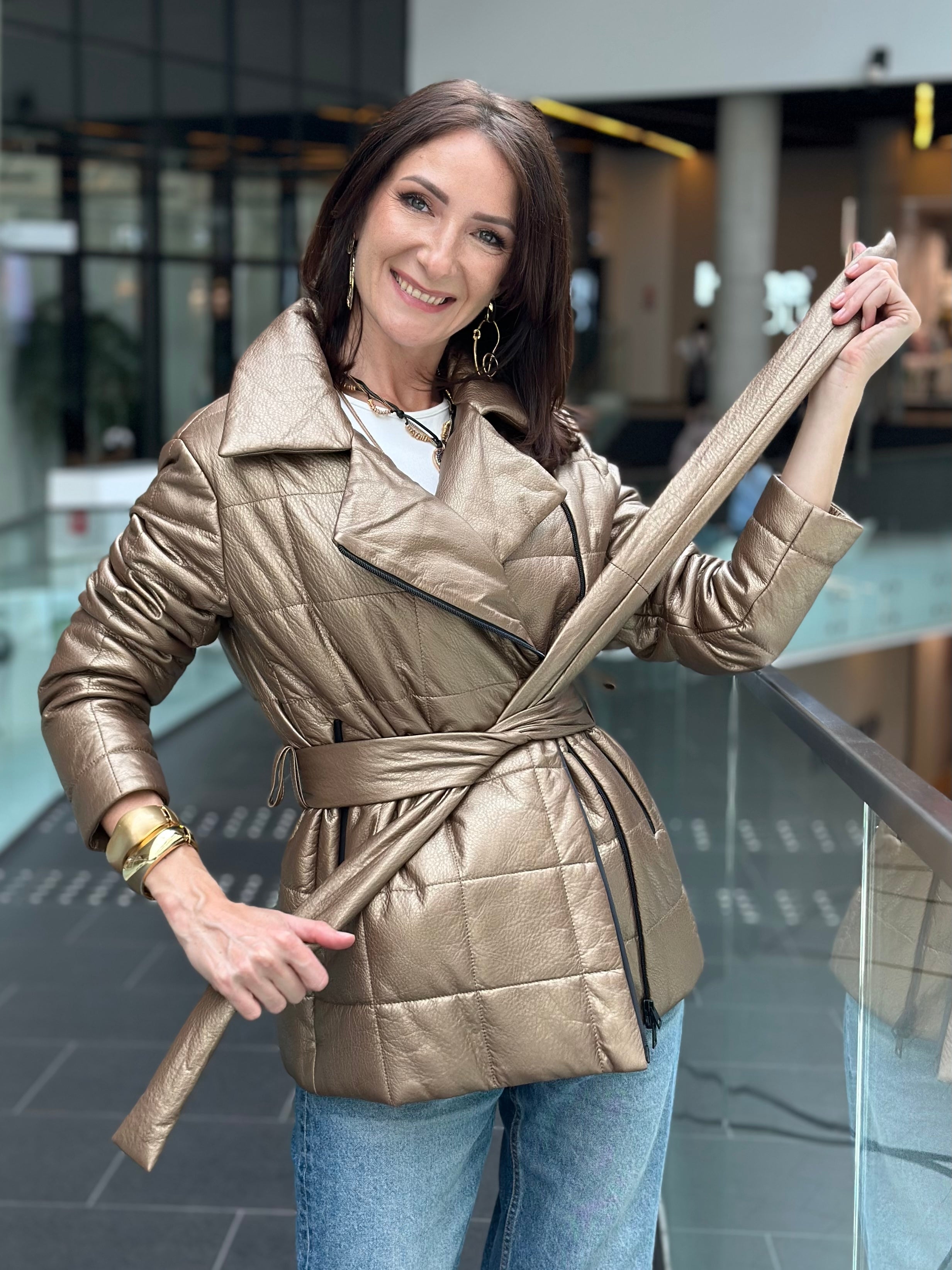 Metaliczna kurtka jumbo z paskiem