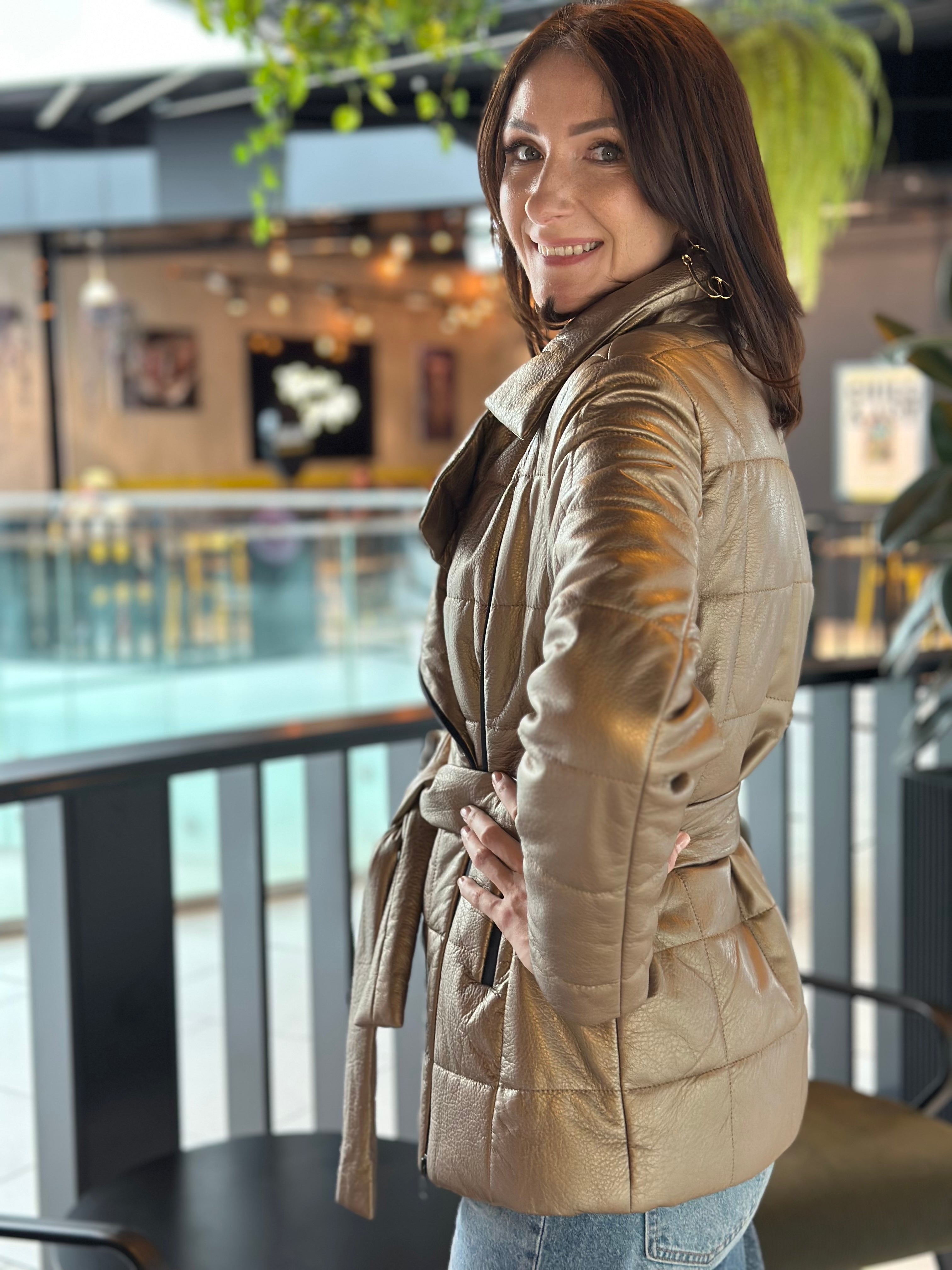 Metaliczna kurtka jumbo z paskiem