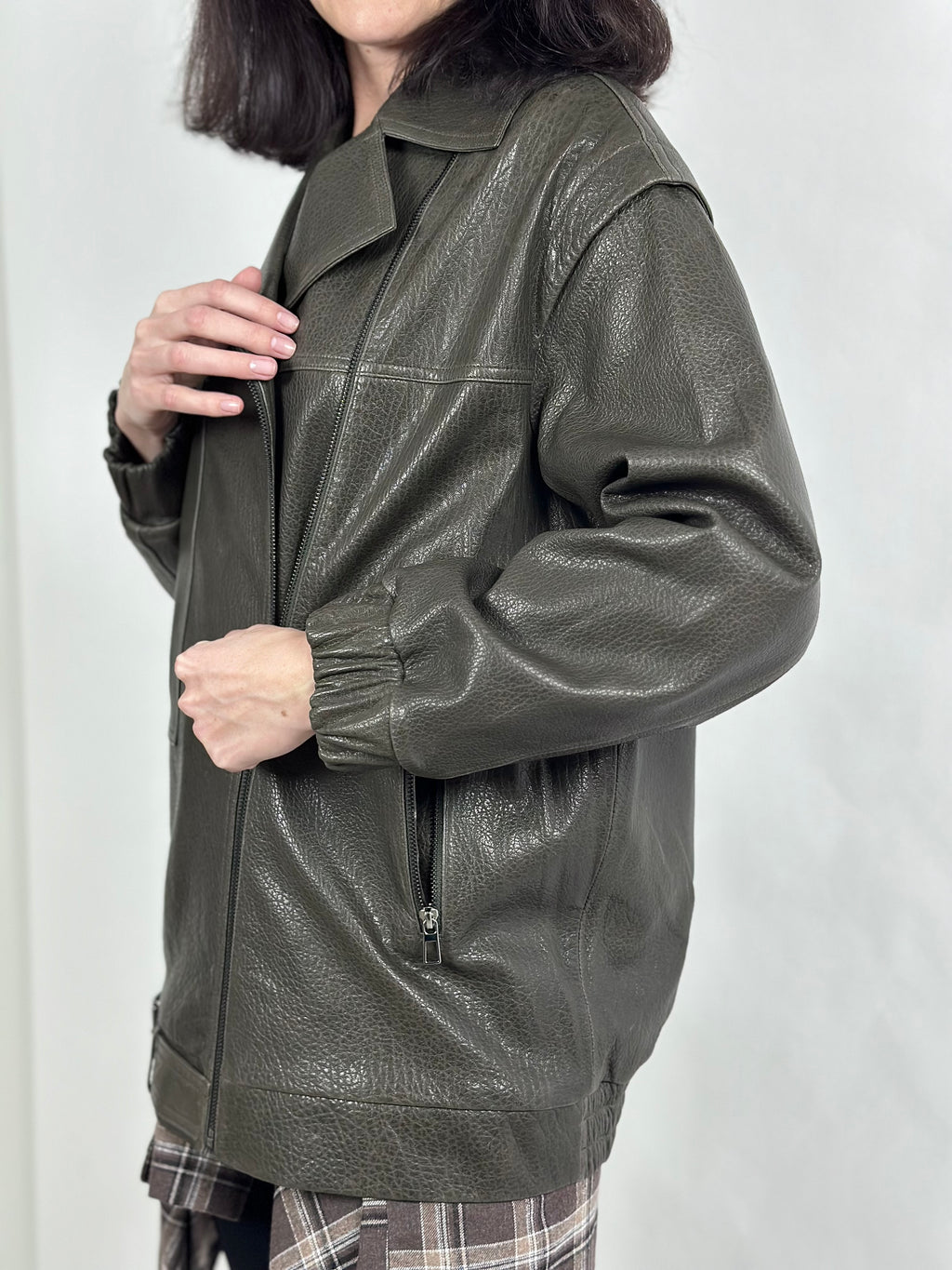 Damska skórzana kurtka w ciemnozielonym kolorze