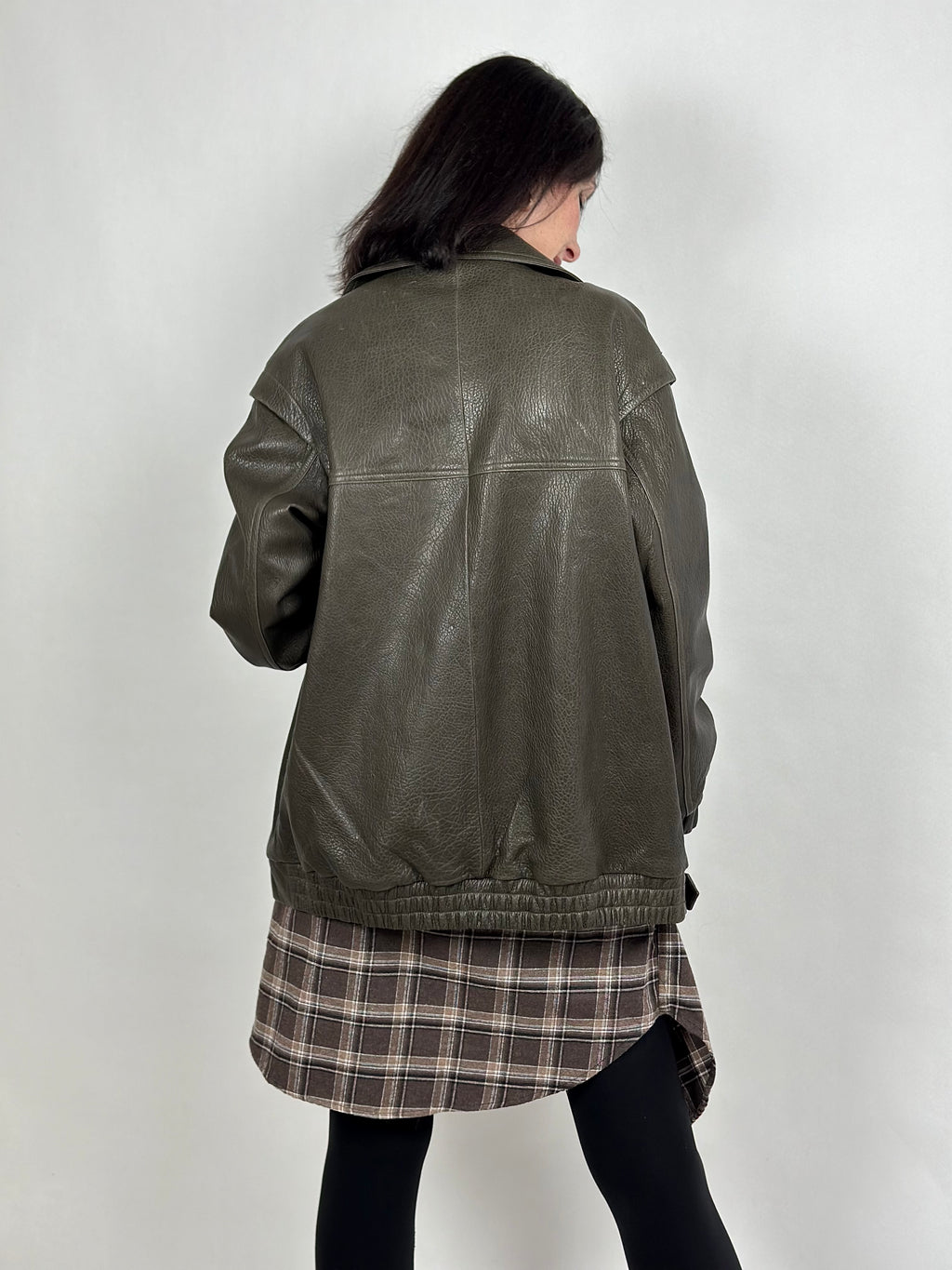 Czarna skórzana kurtka damska