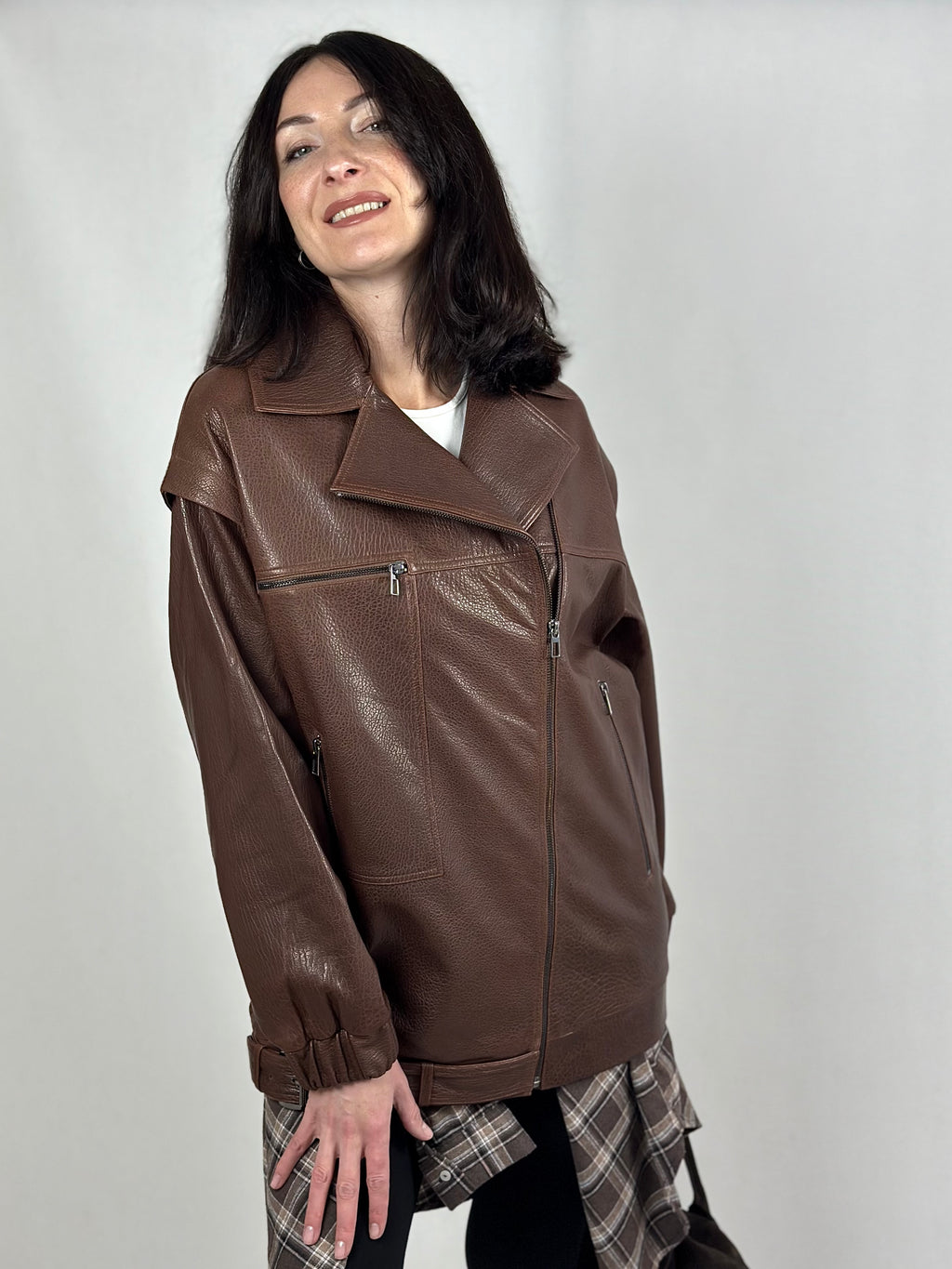 Damska brązowa kurtka skórzana
