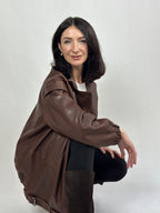 Damska skórzana kurtka w ciemnozielonym kolorze