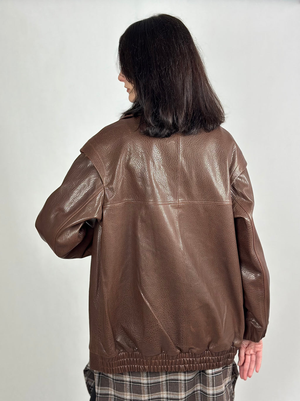 Damska skórzana kurtka w ciemnozielonym kolorze