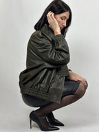 Bomber damski skórzany w kolorze oliwkowym