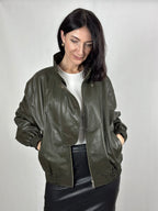 Bomber damski skórzany w kolorze oliwkowym