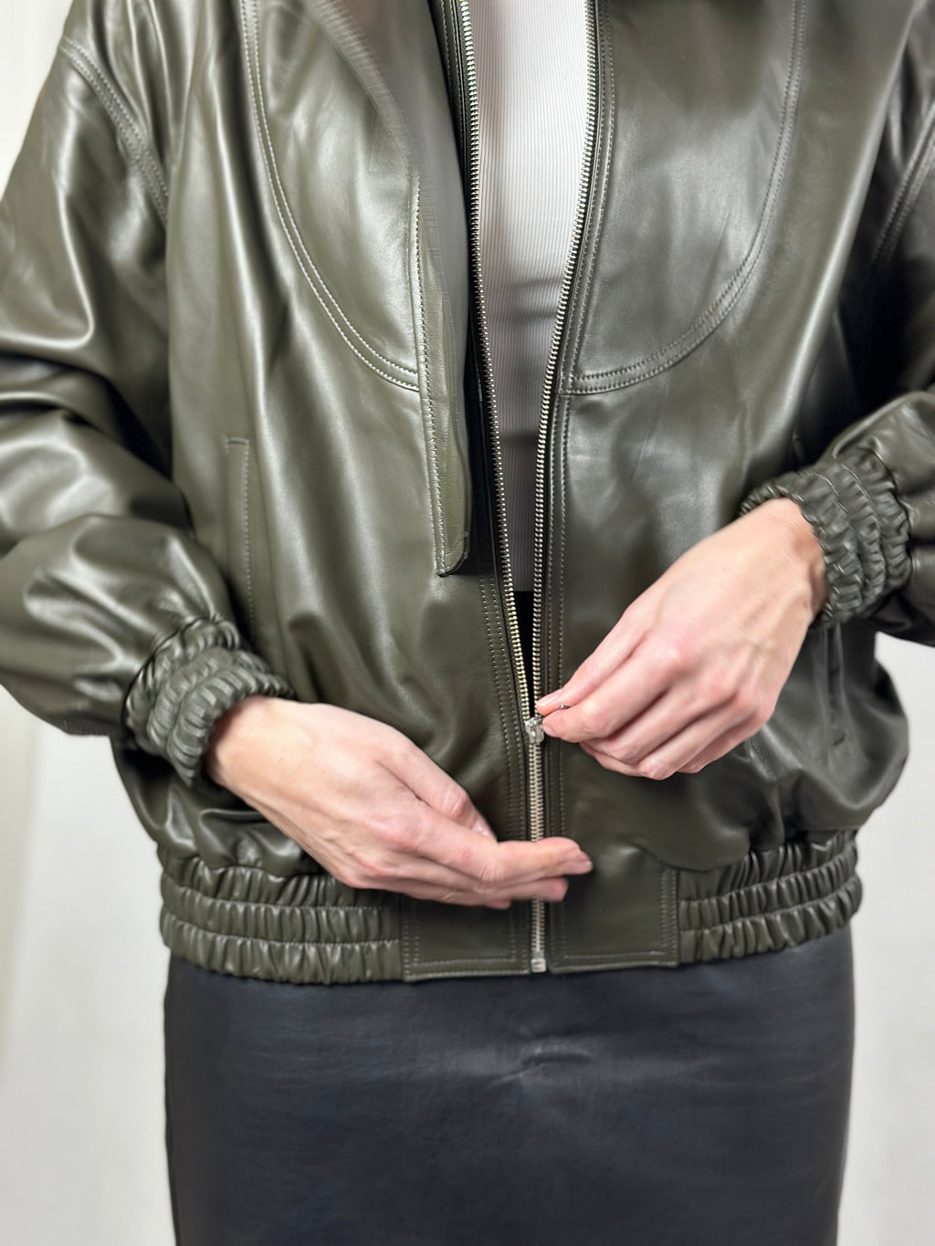 Bomber damski skórzany w kolorze oliwkowym