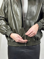 Bomber damski skórzany w kolorze oliwkowym