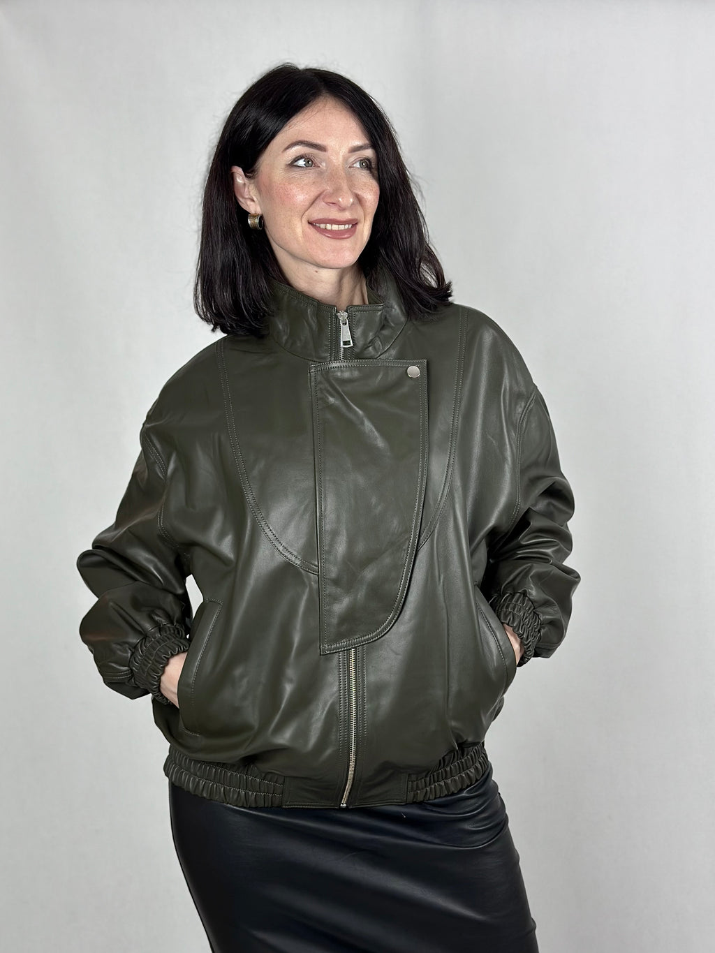 Bomber damski skórzany w kolorze oliwkowym