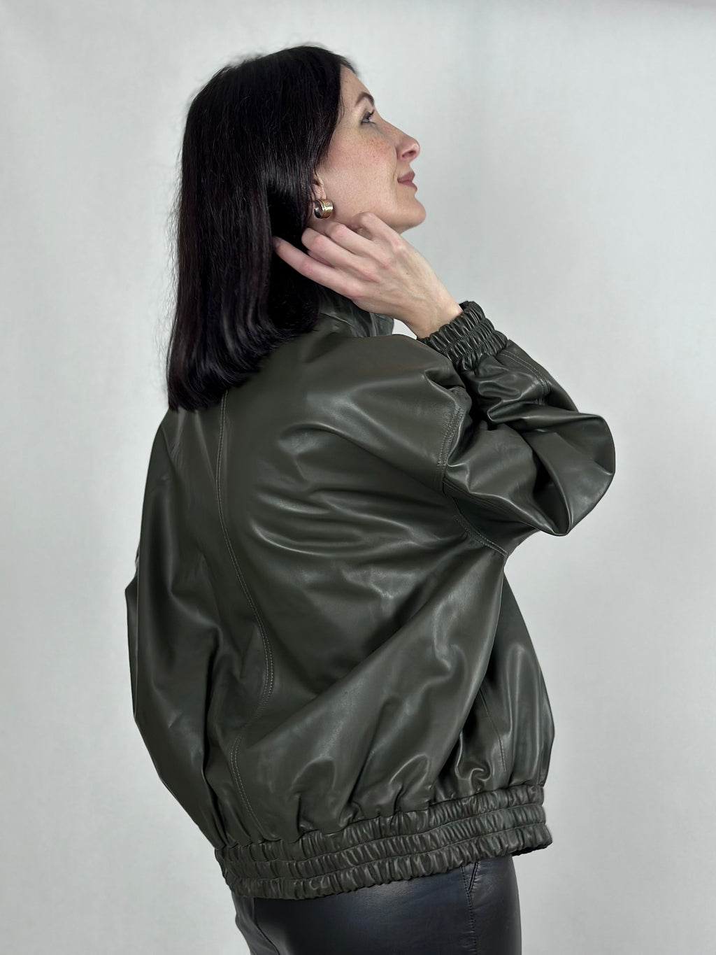 Bomber damski skórzany w kolorze oliwkowym