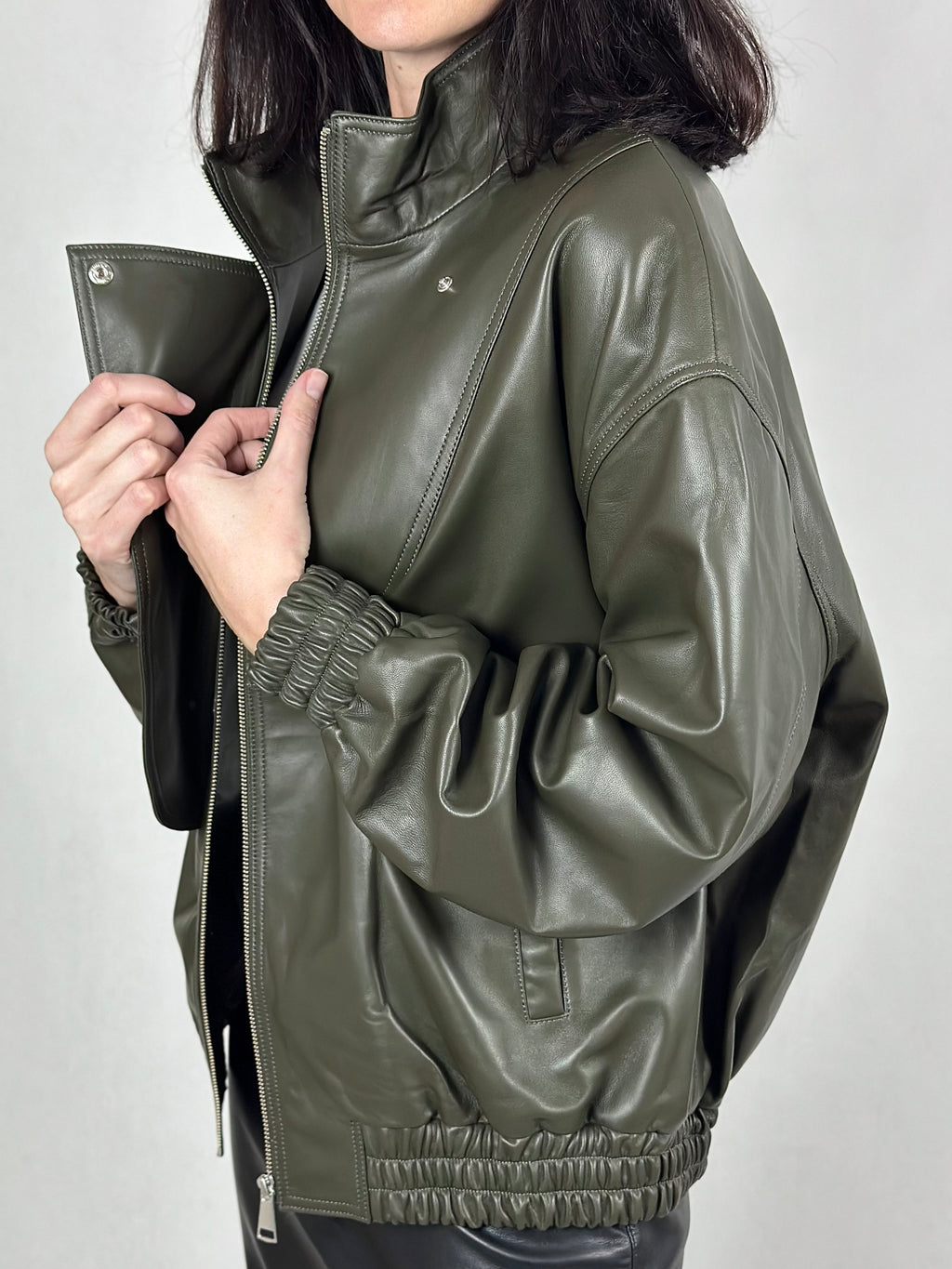 Bomber damski skórzany w kolorze oliwkowym