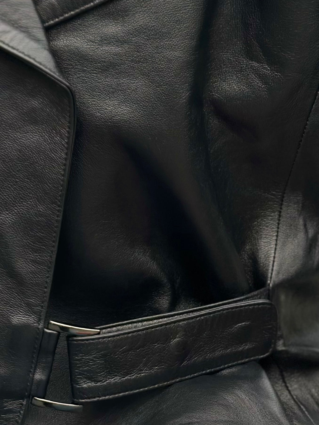 Czarna kurtka skórzana oversize z szerokim kołnierzem