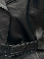 Czarna kurtka skórzana oversize z szerokim kołnierzem