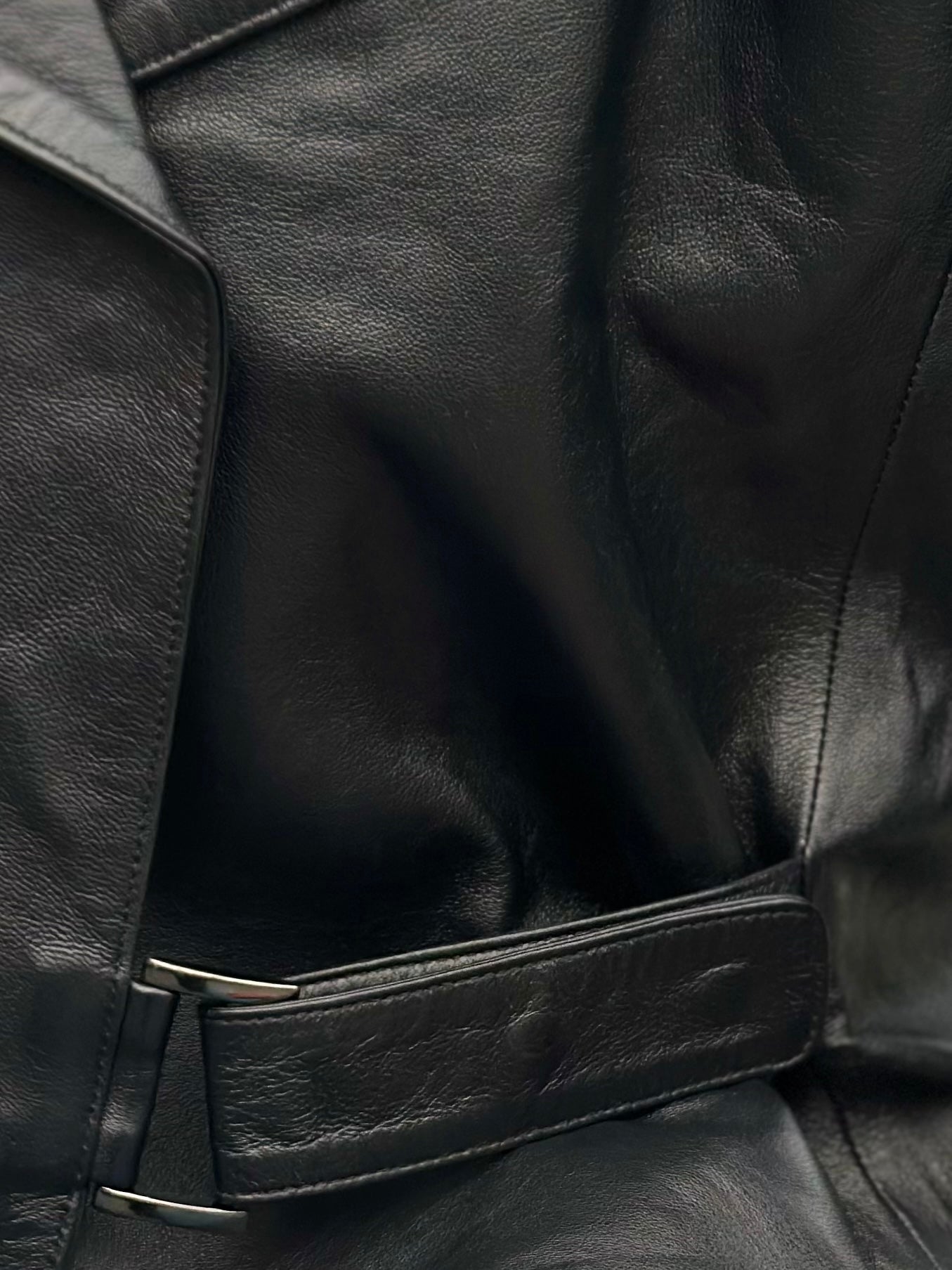 Czarna kurtka skórzana oversize z szerokim kołnierzem