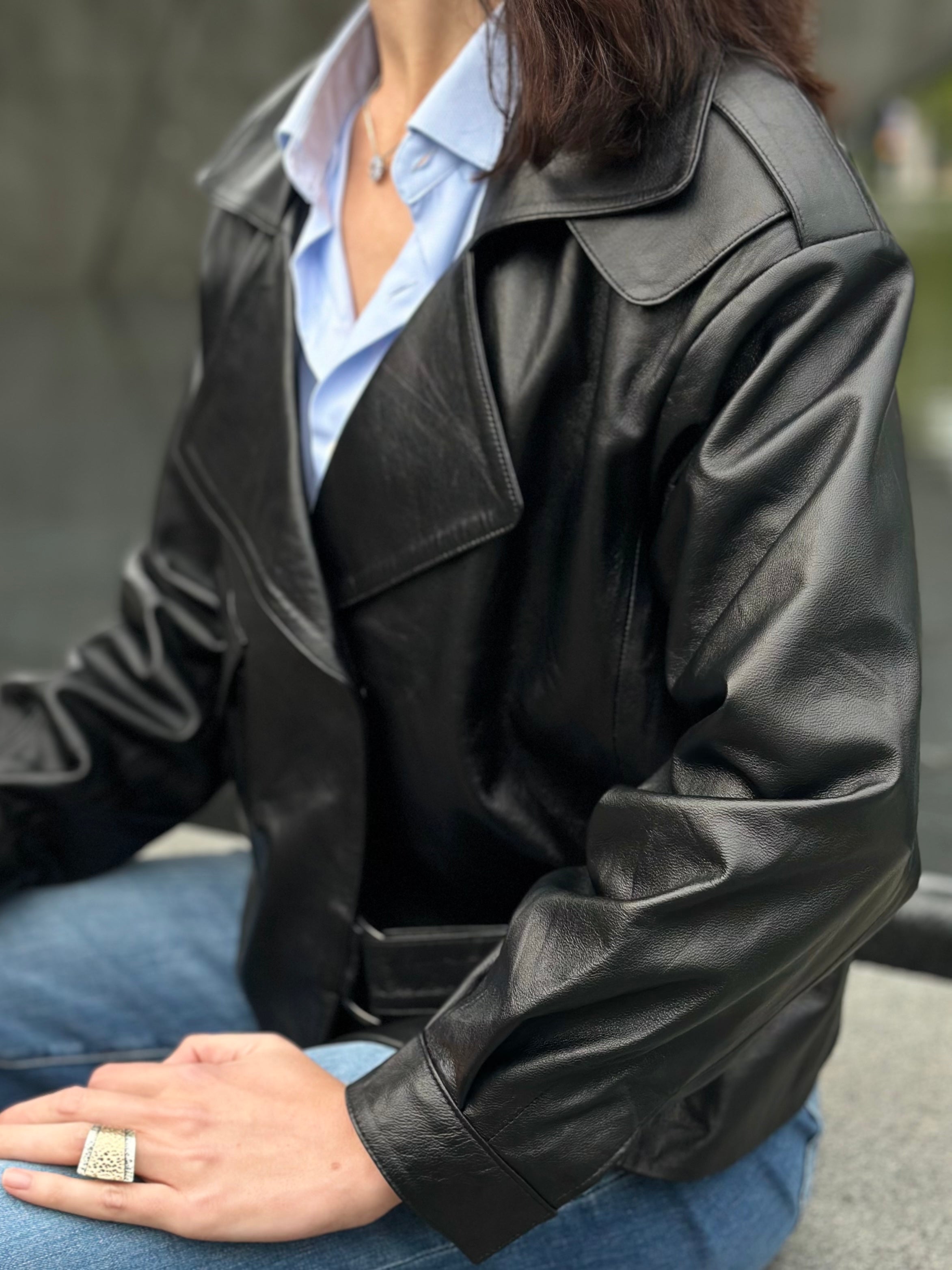 Czarna kurtka skórzana oversize z szerokim kołnierzem