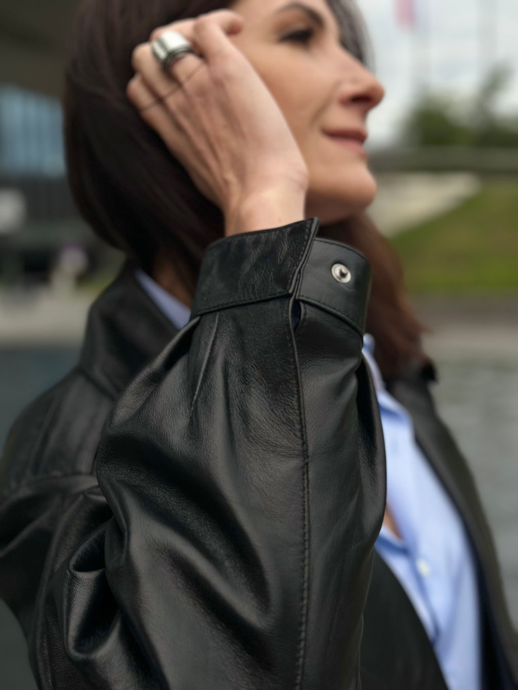 Czarna kurtka skórzana oversize z szerokim kołnierzem