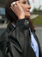 Czarna kurtka skórzana oversize z szerokim kołnierzem