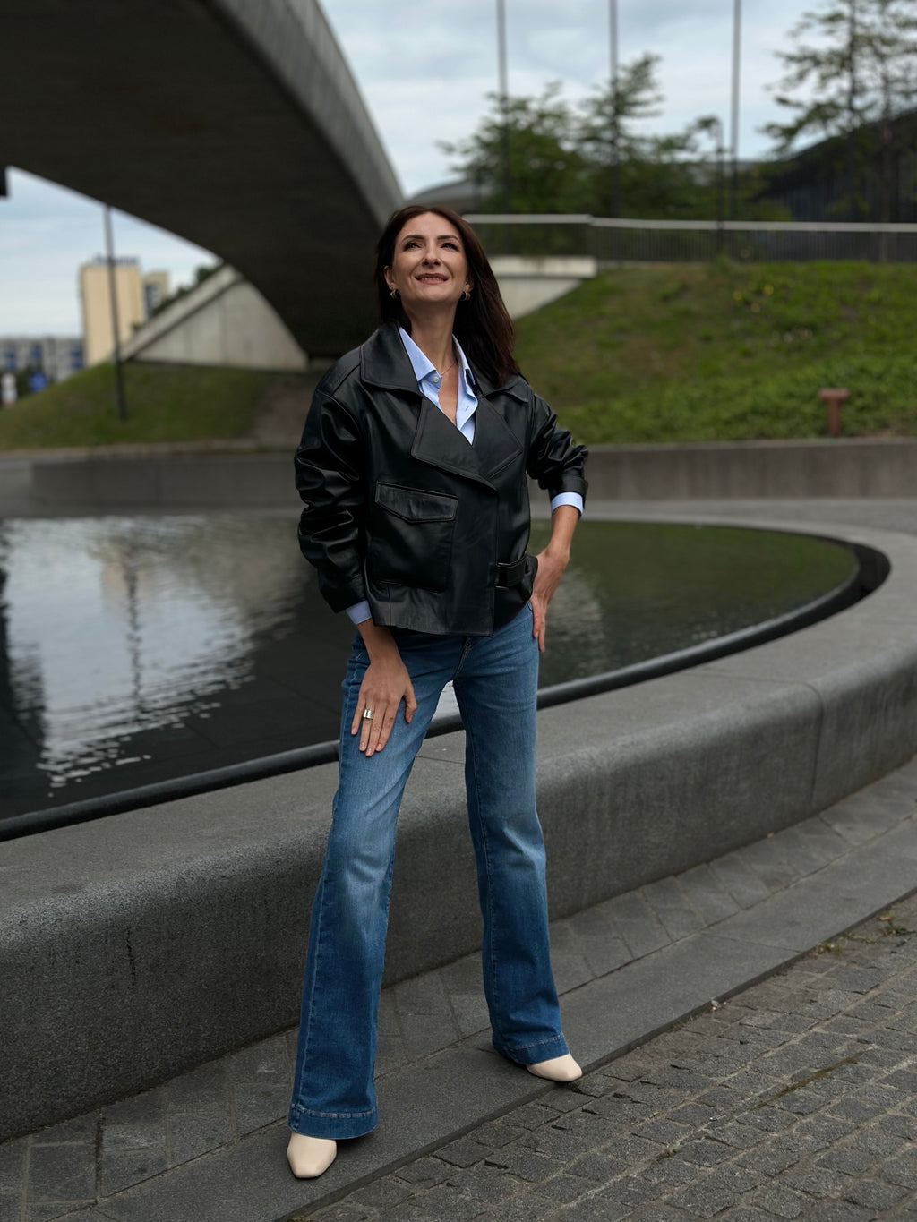 Czarna kurtka skórzana oversize z szerokim kołnierzem