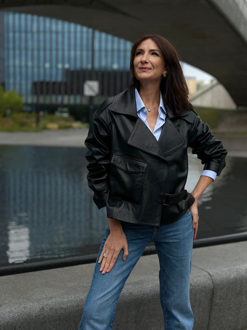 Czarna kurtka skórzana oversize z szerokim kołnierzem