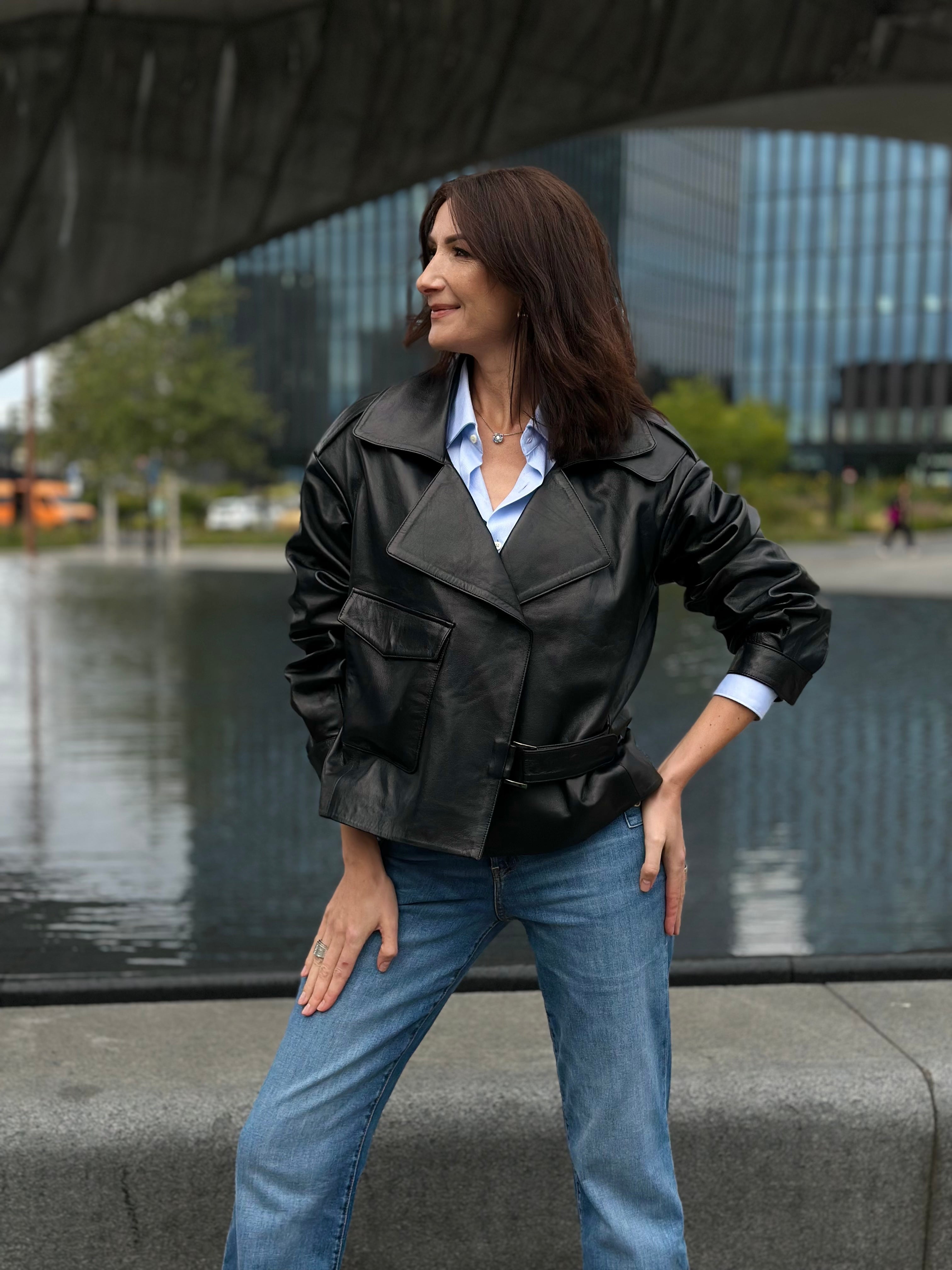 Czarna kurtka skórzana oversize z szerokim kołnierzem