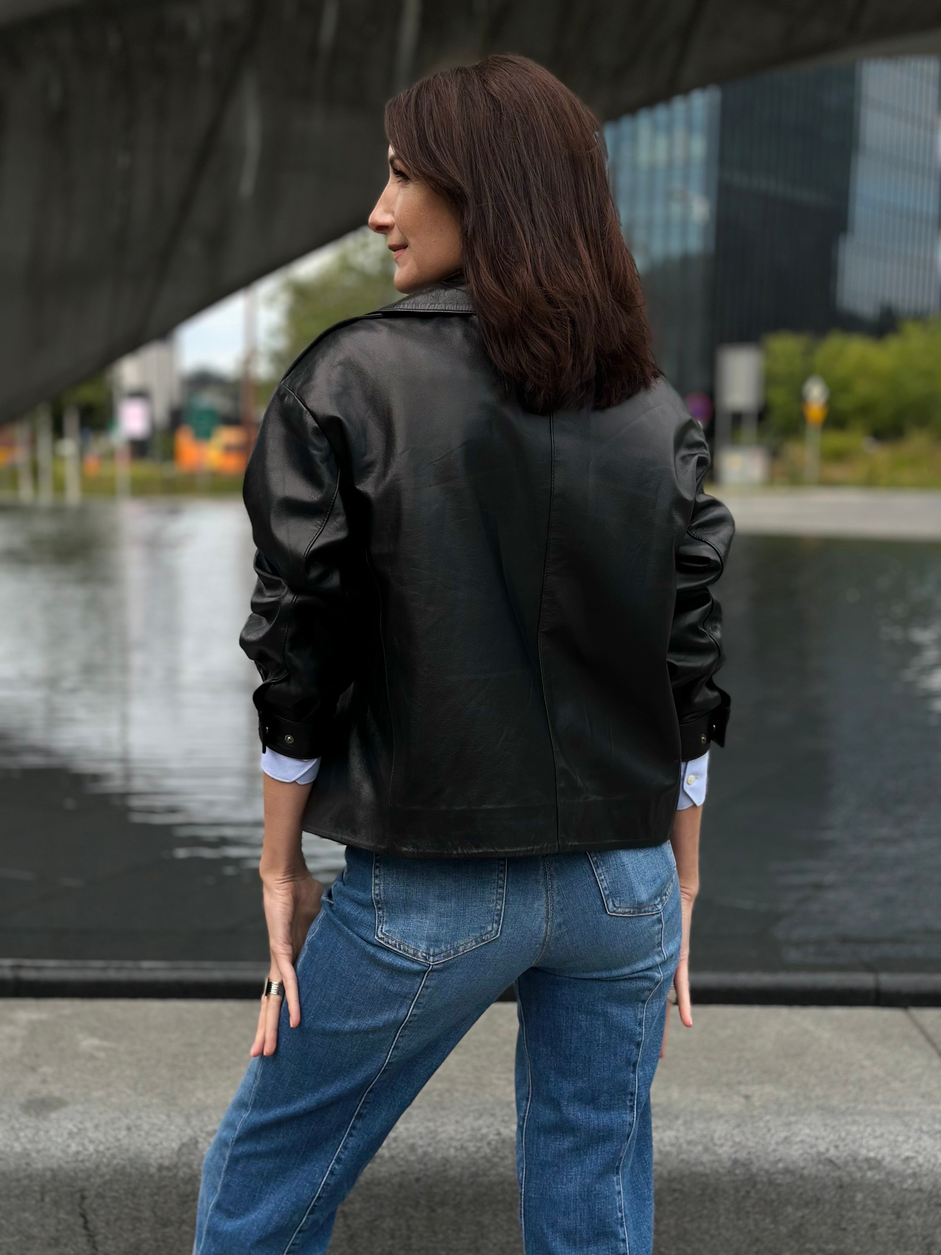 Czarna kurtka skórzana oversize z szerokim kołnierzem