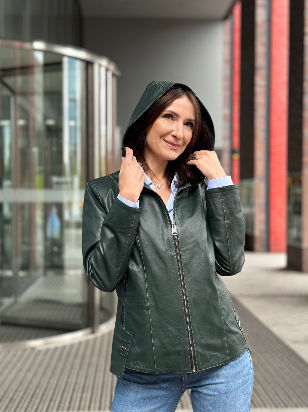 Damska kurtka skórzana z kapturem