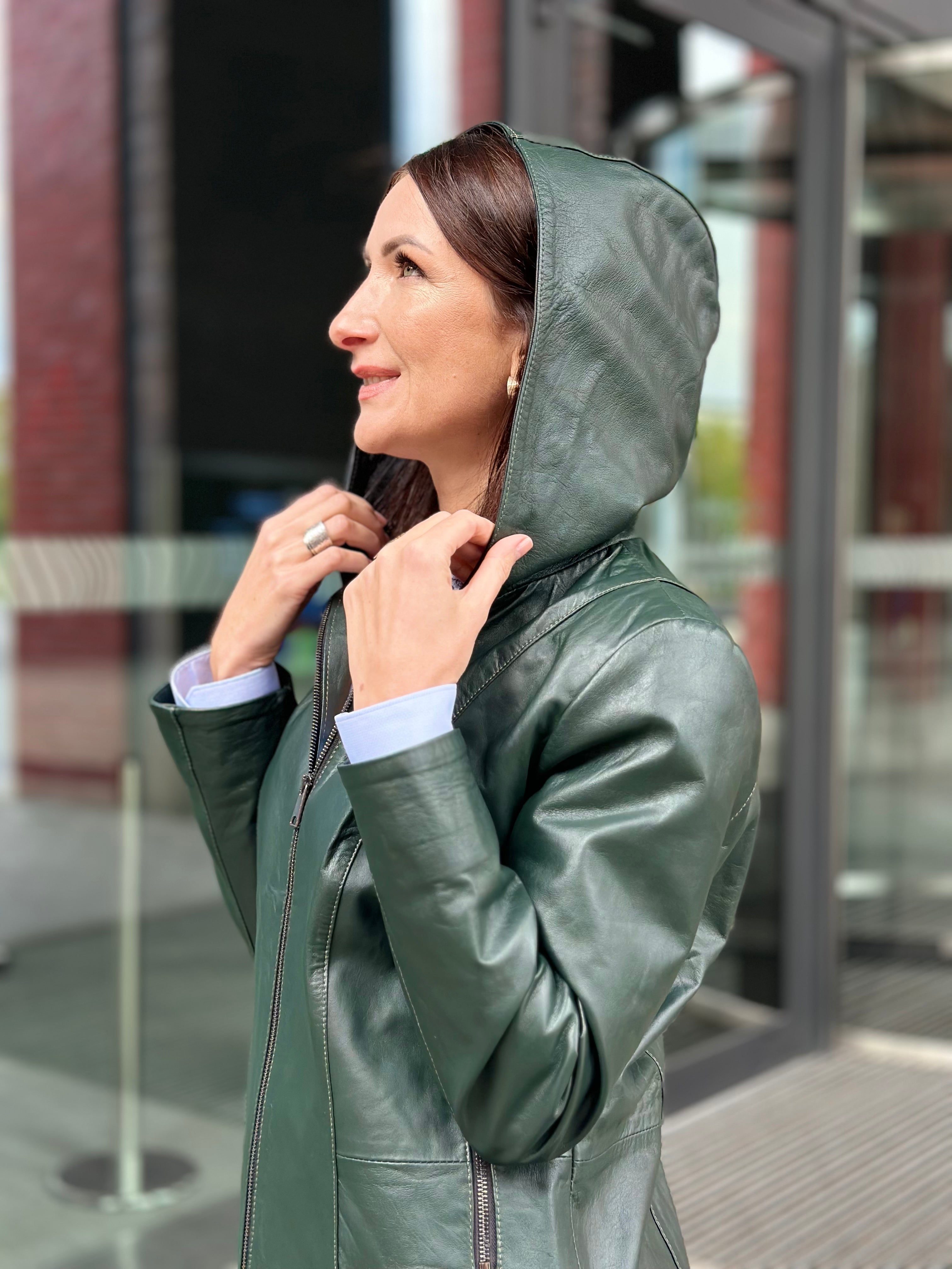 Damska kurtka skórzana z kapturem