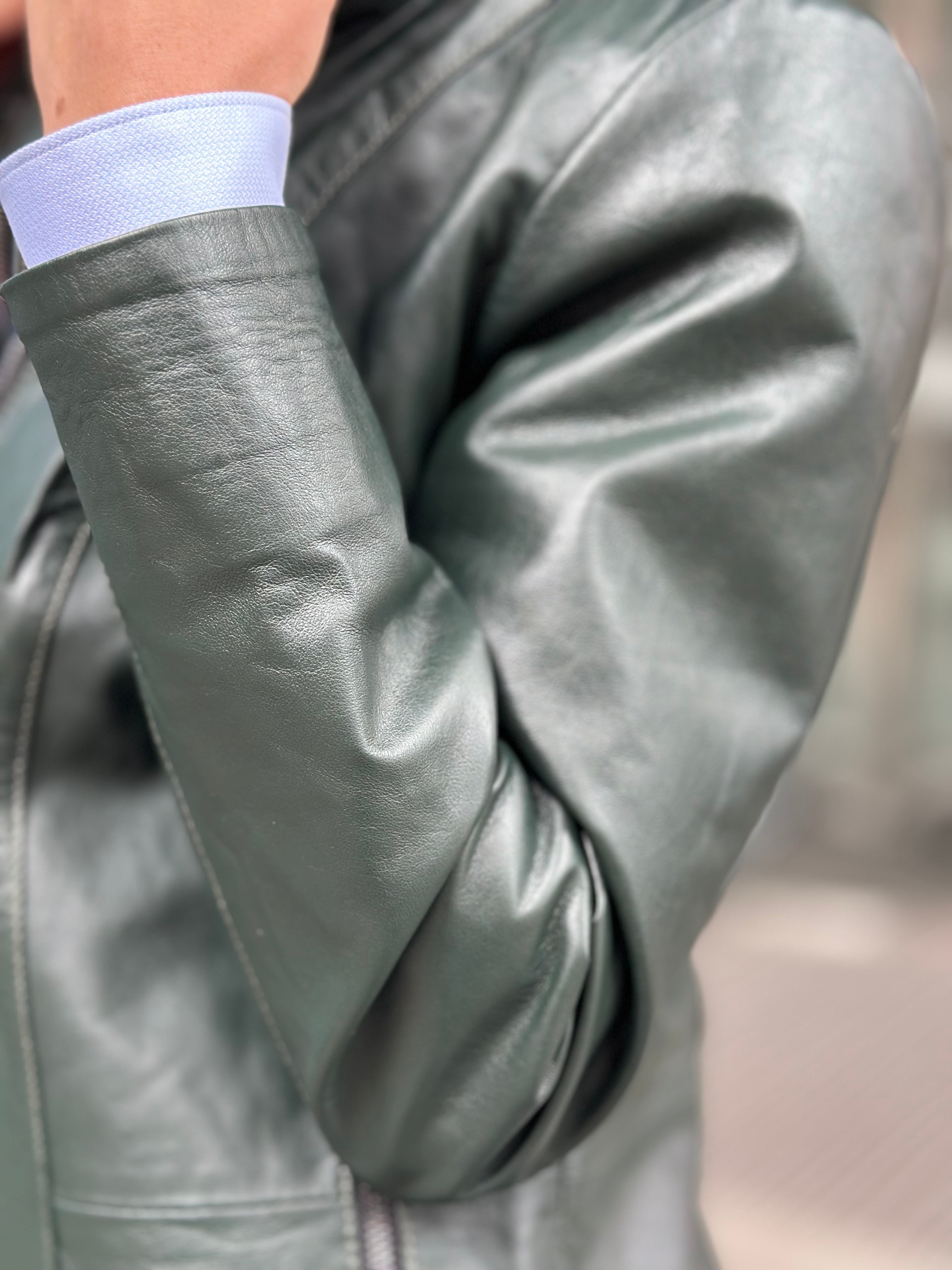 Damska kurtka skórzana z kapturem