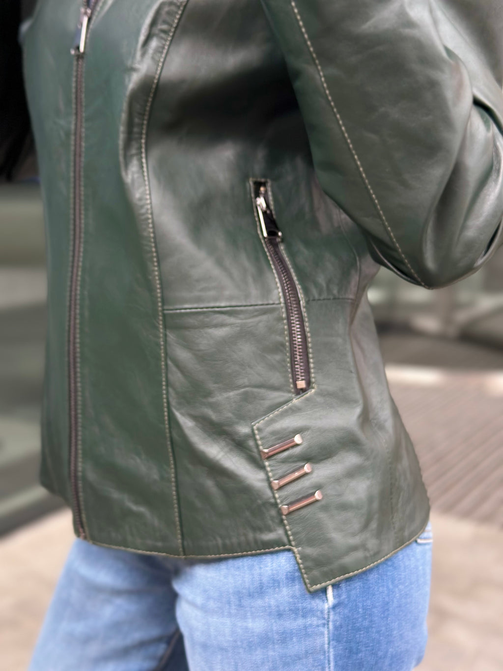 Damska kurtka skórzana z kapturem