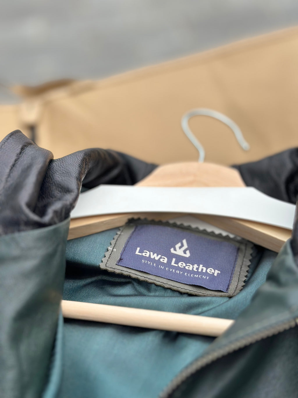 Damska kurtka skórzana z kapturem